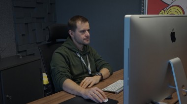 Przemek Basiak - szefa działu Software Engineers na swoim stanowisku pracy