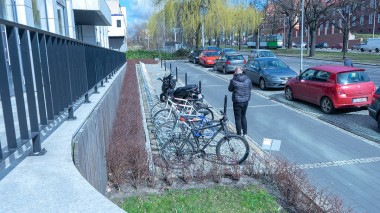 drugi parking rowerowy przy biurowcu